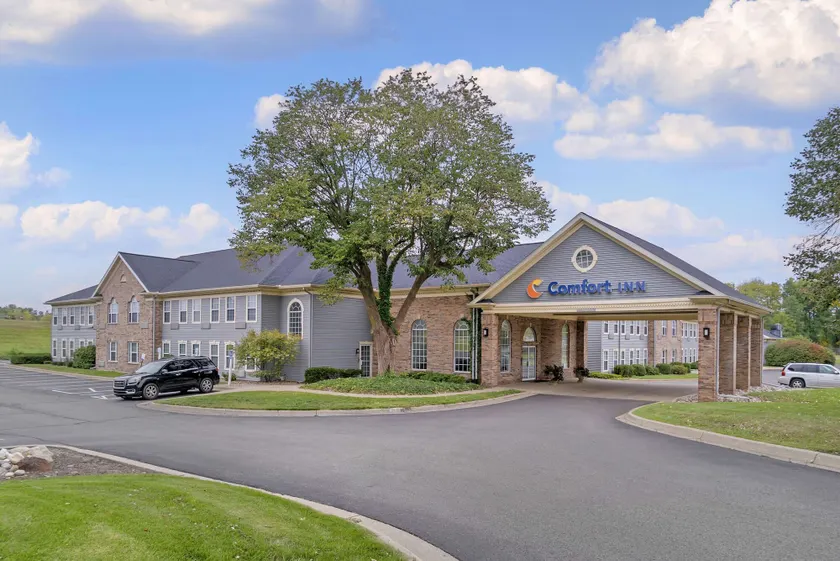 Comfort Inn Plainwell - Image 1