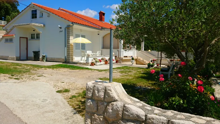 Pretty Apartment With Terrace on Island Rab - Image 1