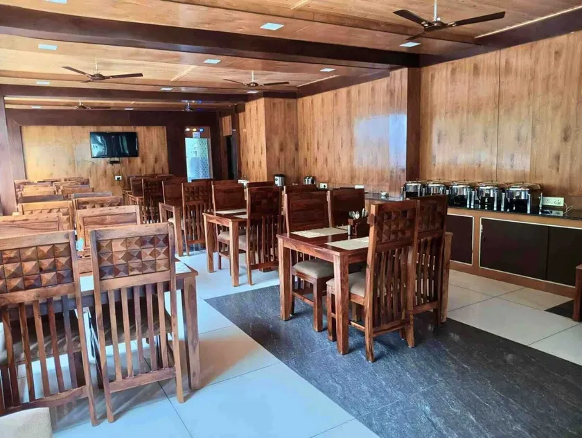Hotel Vasudeva Inn - Image 1