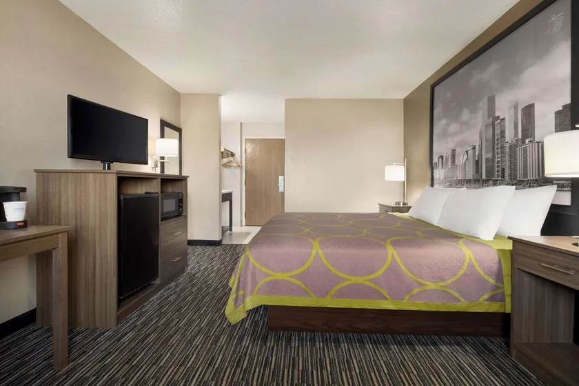 Super 8 by Wyndham Joliet I-55 N/Chicago - Image 1