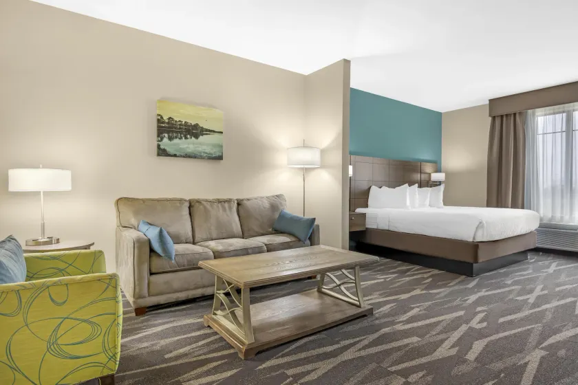 Best Western Plus Centralia Hotel & Suites - Image 1