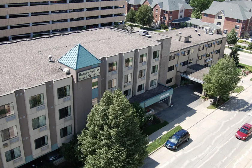Brentwood Inn & Suites - Image 1