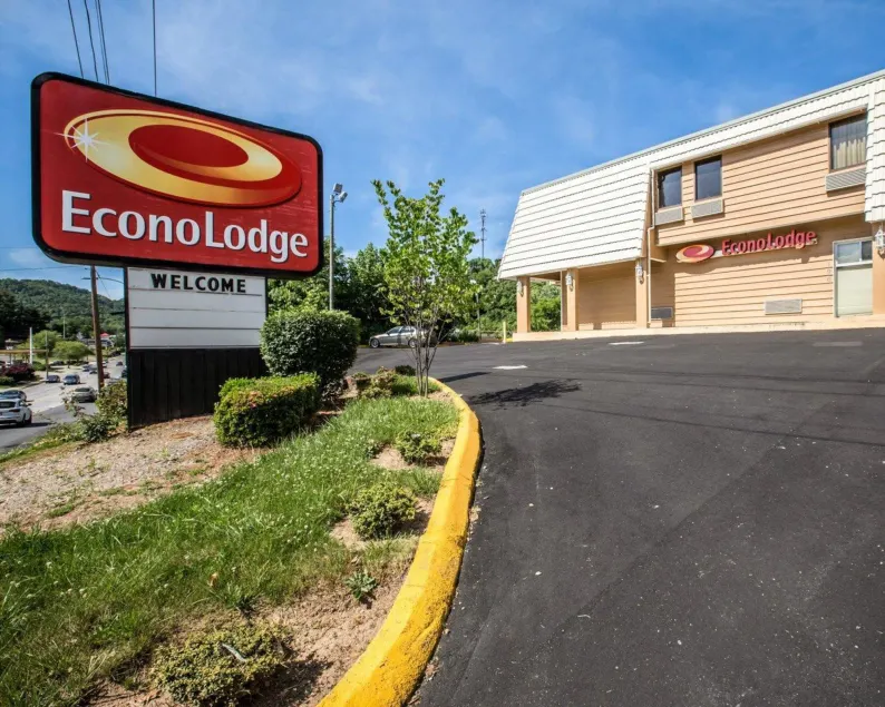 Econo Lodge Biltmore - Image 1