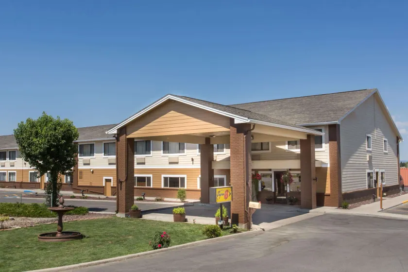 Super 8 by Wyndham Baker City - Image 1