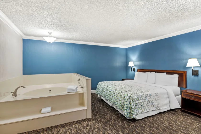 HomeTowne Studios by Red Roof Yuba City Bonanza - Marysville - Image 1