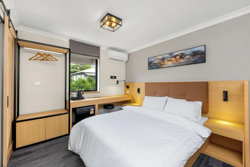 Spring Hill Inn - Image 1