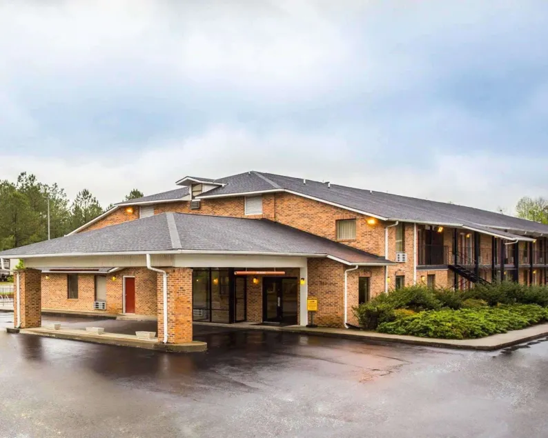 Econo Lodge Inn & Suites Lugoff - Image 1
