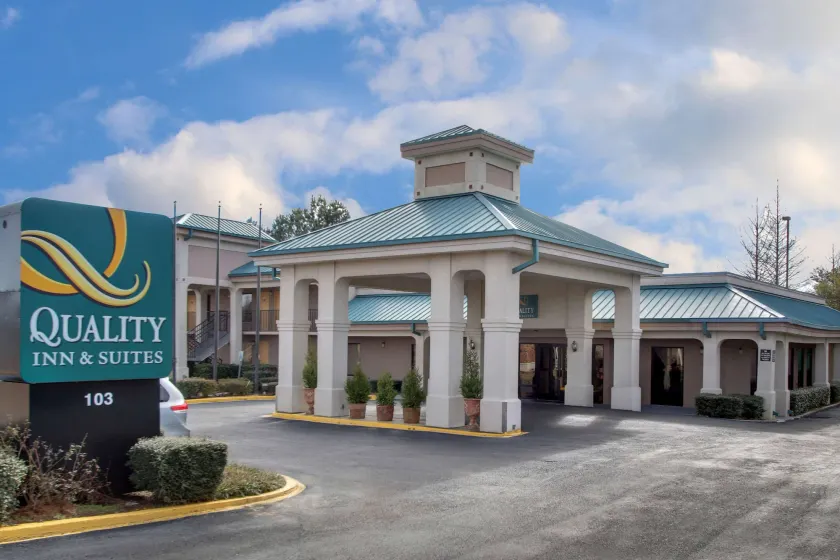 Quality Inn & Suites Clinton - Jackson West - Image 1