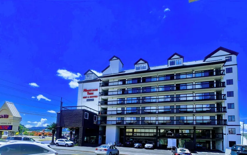 Mountain Vista Inn & Suites - Walking Distance to the Island - Image 1
