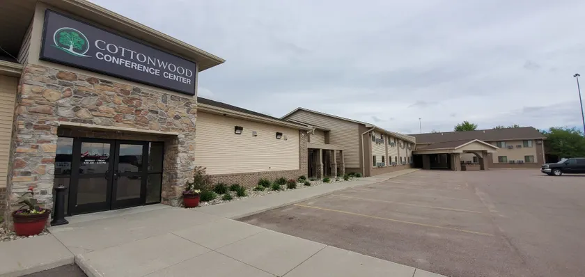 Cottonwood Inn and Conference Center - Image 1