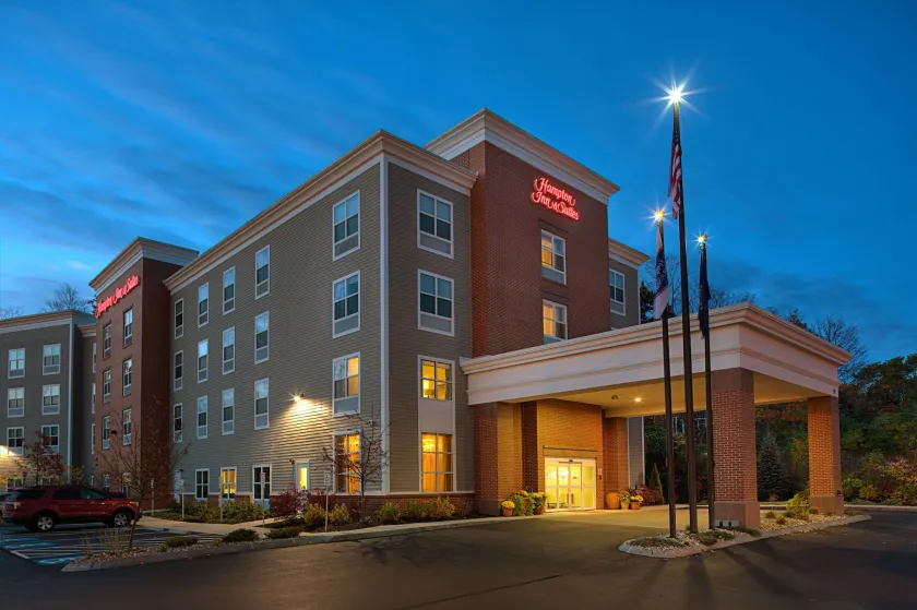 Hampton Inn & Suites Exeter - Image 1