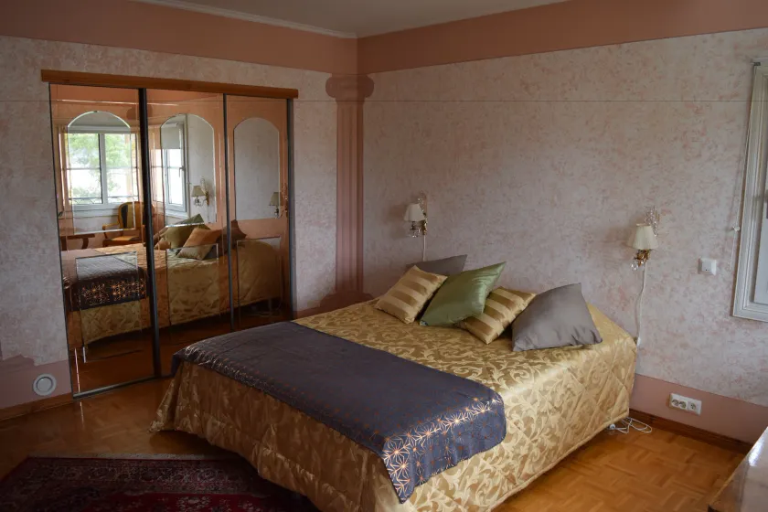 Albert's Manor - Image 1