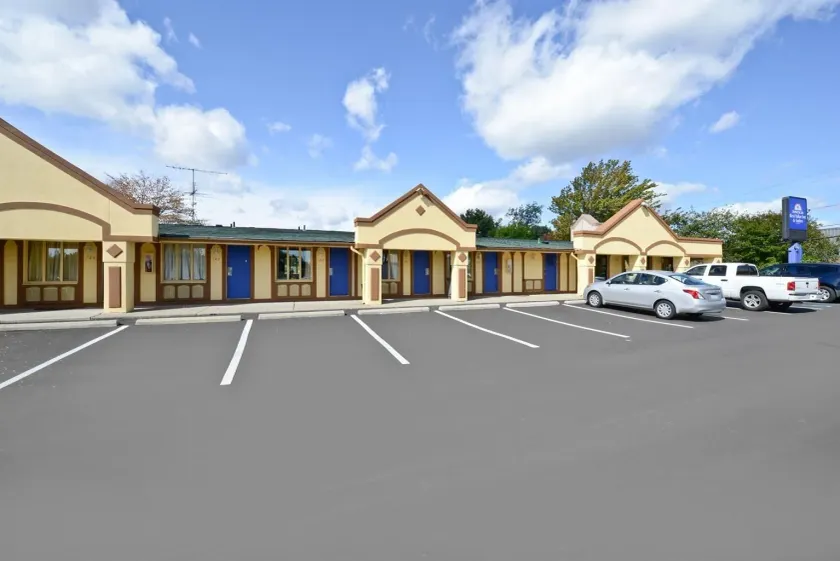 Americas Best Value Inn & Suites Warren Detroit - Image 1