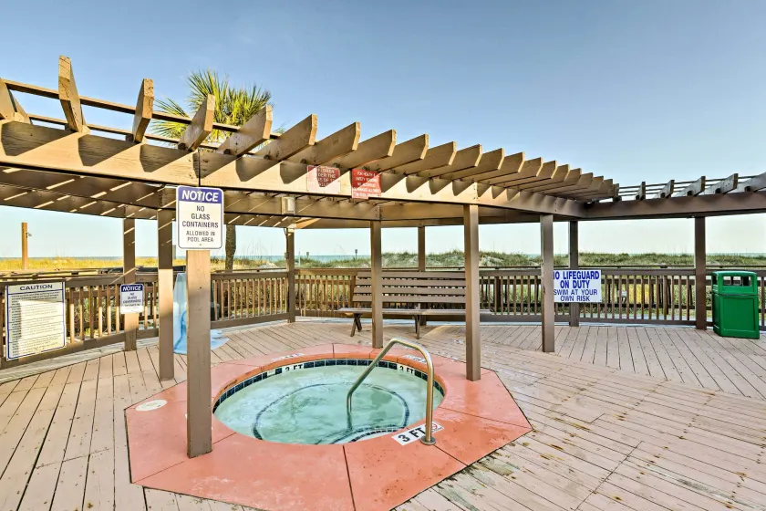 Walk to Coast: North Myrtle Beach Condo w/ Pool! - Intérieur