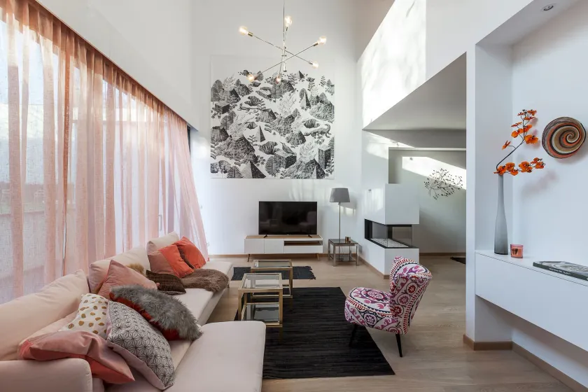 Unit 4 - Spacious Smart Home Triplex Private Garden & Parking - Image 1