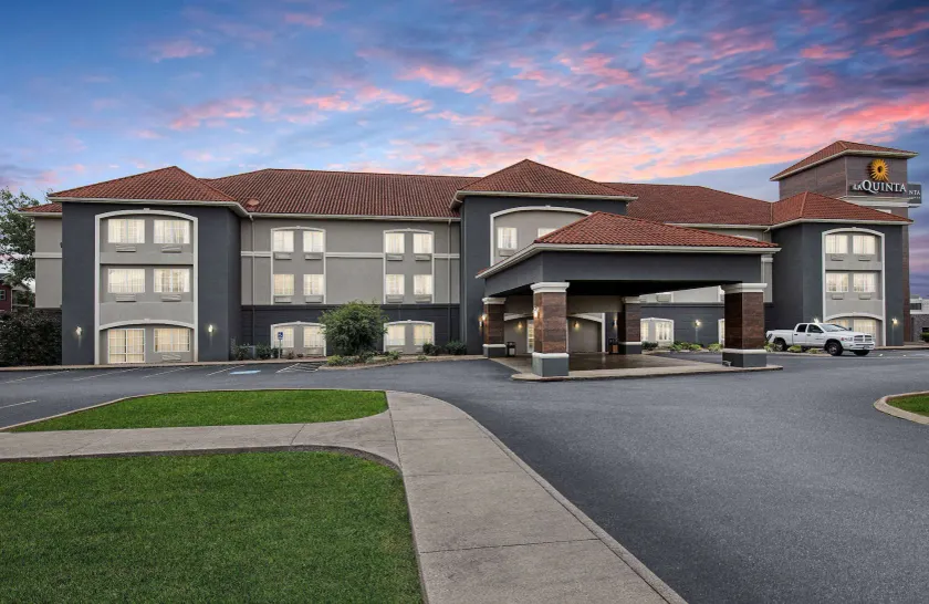 La Quinta Inn & Suites by Wyndham Bowling Green - Image 1