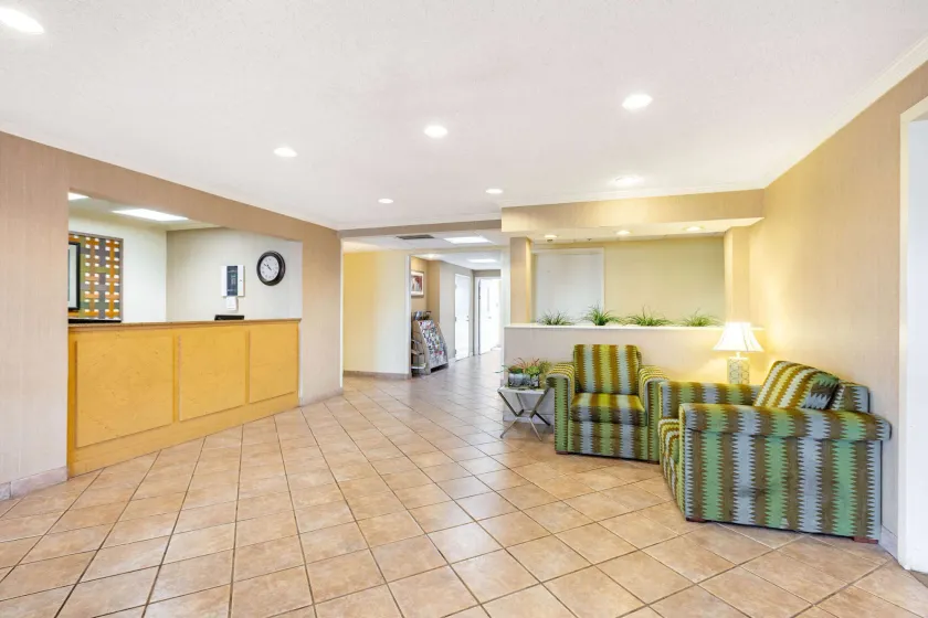 La Quinta by Wyndham El Paso East - Hall