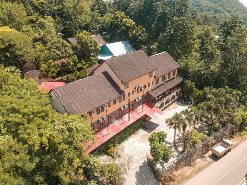 Centro Bajo Hotel & Resto - Image 1