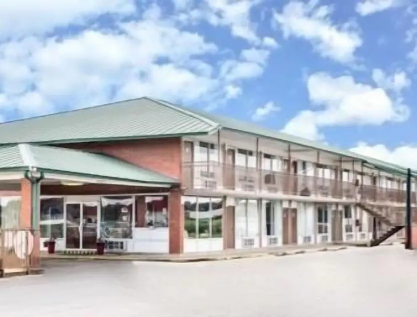 Days Inn by Wyndham Newport - Image 1