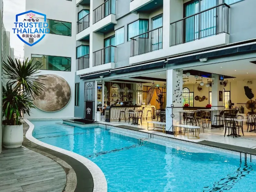 Ratri Hotel Phuket Old Town - Image 1