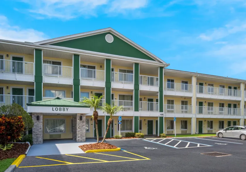 HomeTowne Studios by Red Roof Orlando - UCF Area - Image 1