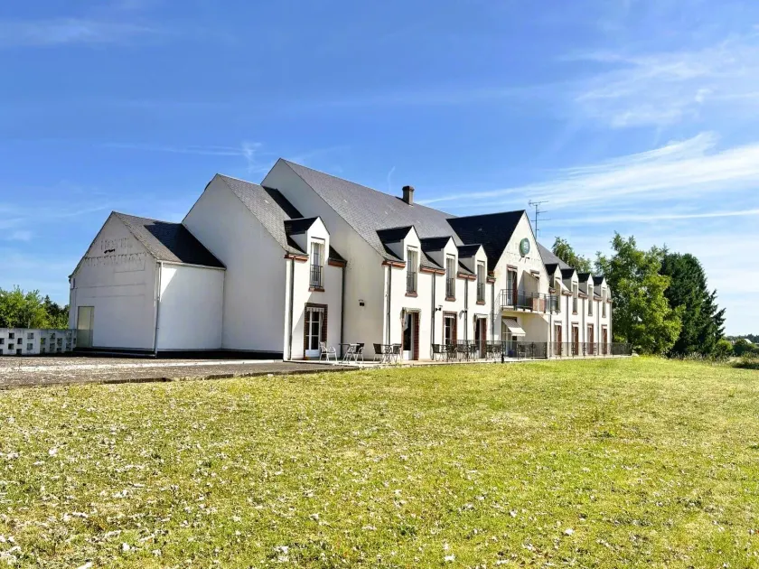 Logis Hôtel Sully le Château - Image 1