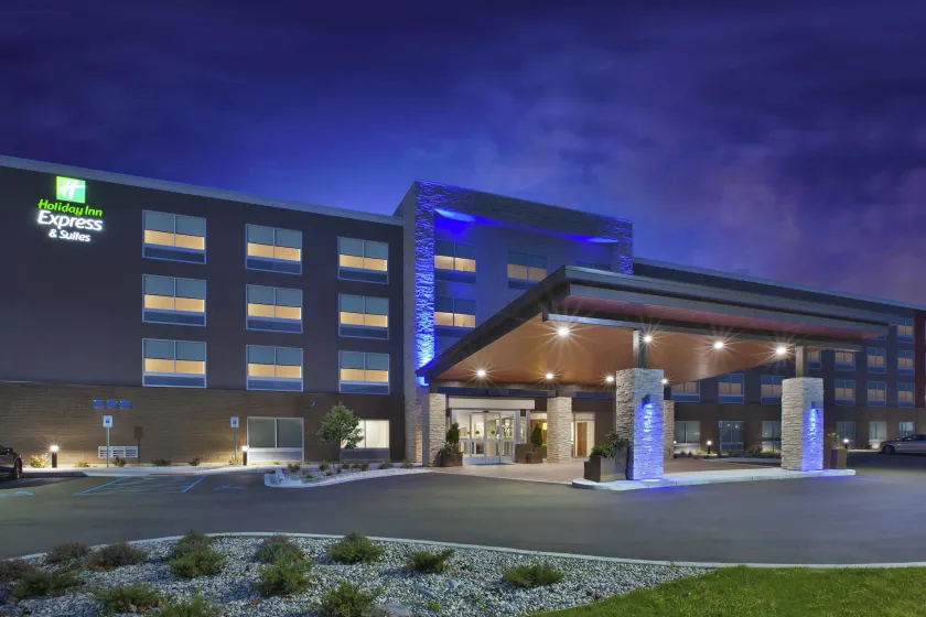 Holiday Inn Express & Suites Grand Rapids Airport North by IHG - Image 1