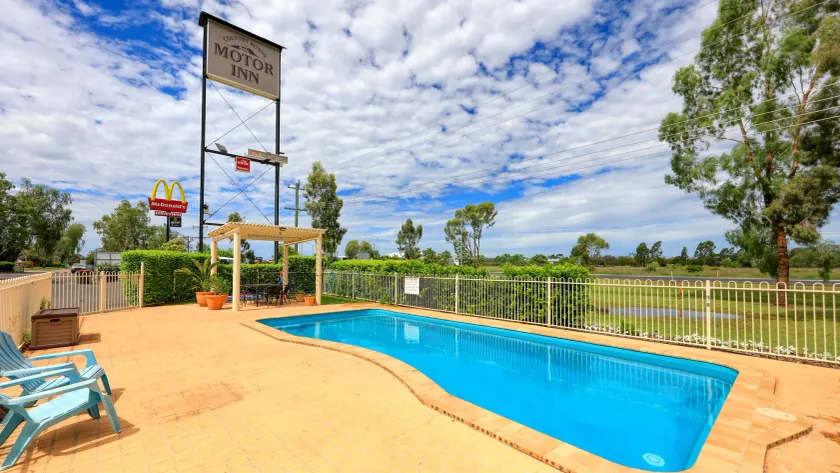 Country Roads Motor Inn - Image 1