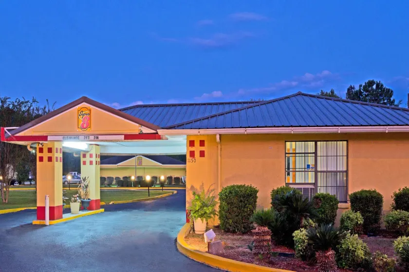 Super 8 by Wyndham Chipley - Image 1