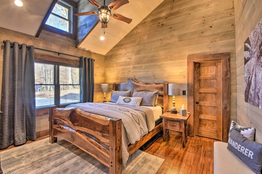 Luxurious Mountain Getaway w/ Game Room + Hot Tub! - Innvendig