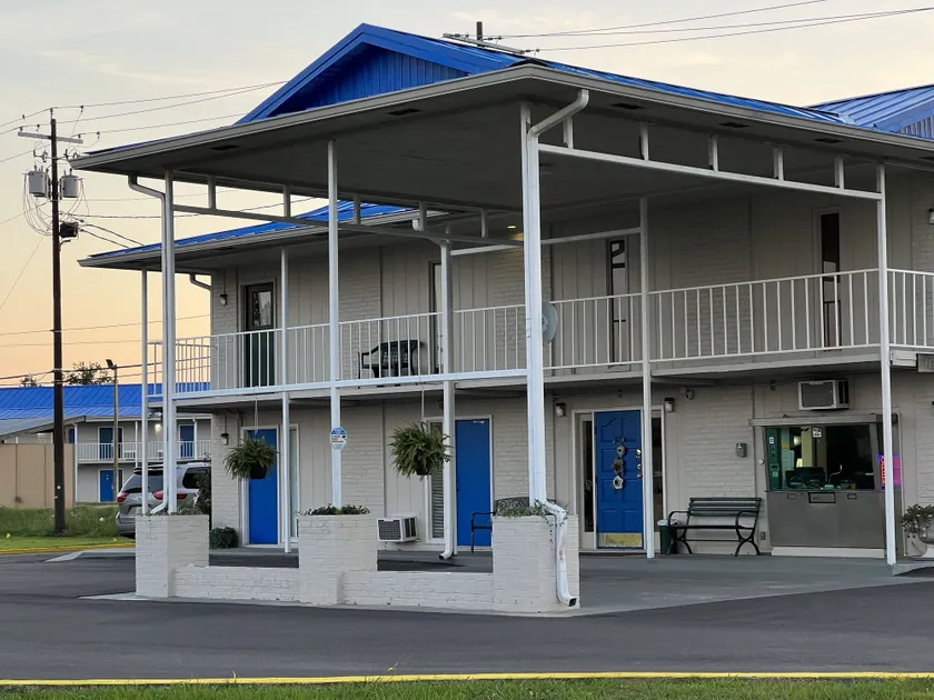 Towne inn - Image 1