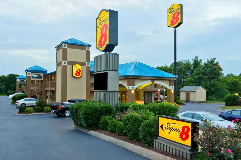 Super 8 by Wyndham Franklin Hwy 31 - Image 1
