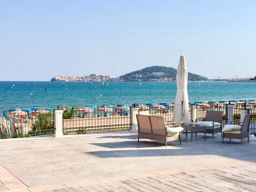 Klaton Beach Hotel - Image 1