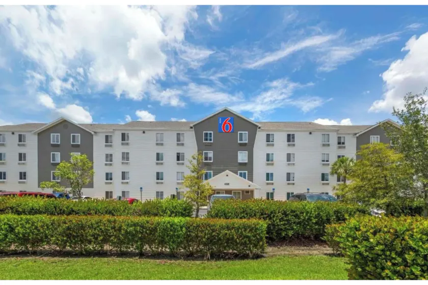 Motel 6 Suites Fort Myers, FL - Image 1