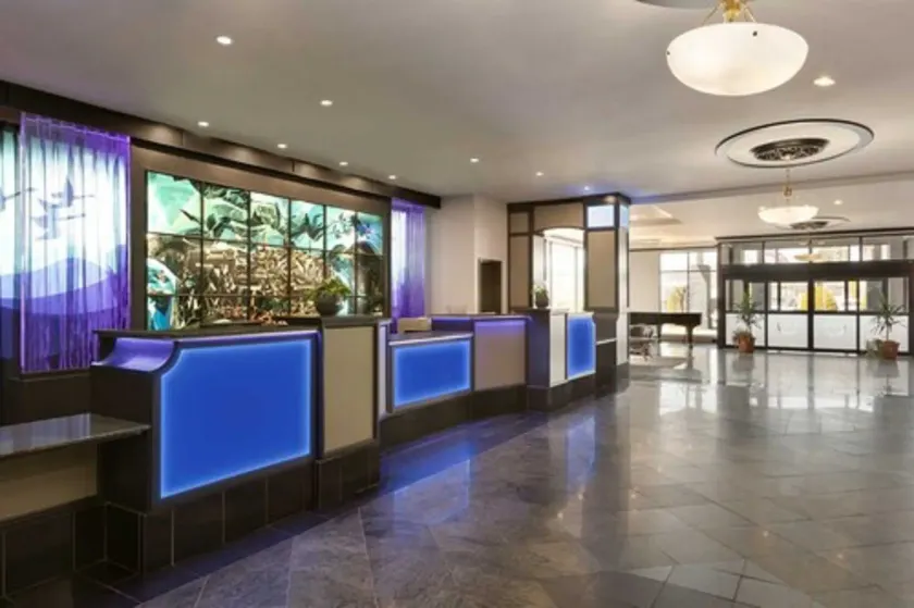 Travelodge by Wyndham Quebec City Hotel & Convention Centre - Image 1