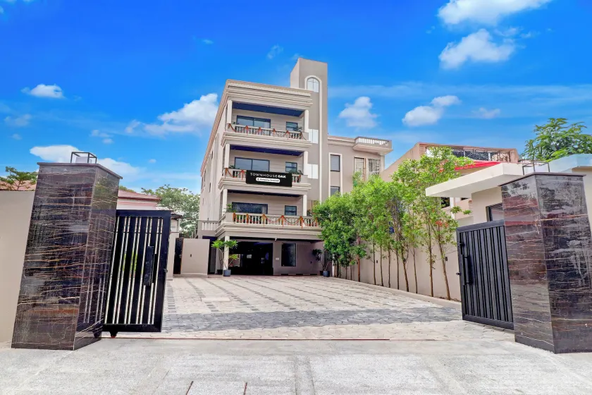 Super Townhouse Oak FRI Dehradun Formerly Hotel EL Portrait - Image 1
