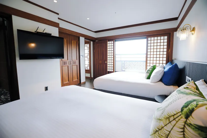Kolon Hotel - Image 1
