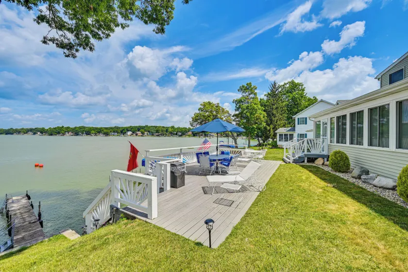 Indoor Hot Tub: Large Family Haven on Sylvan Lake - Image 1