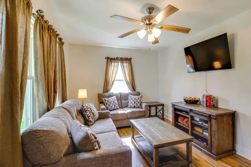 Lakes, Whiskey & More! Charming Home in Tullahoma - Image 1