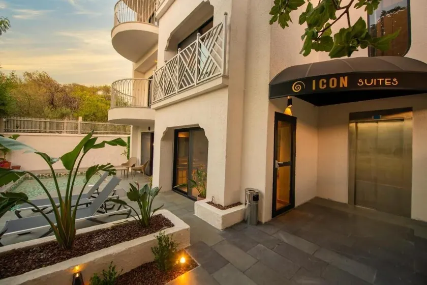 Icon Beach Suites Hotel - Image 1