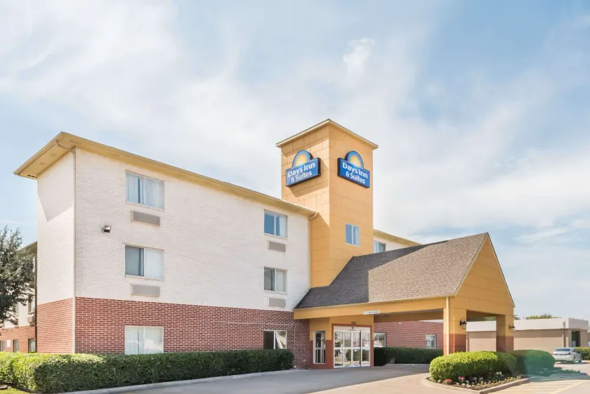 Days Inn & Suites by Wyndham Dallas - Image 1