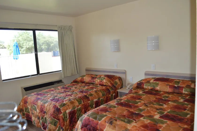 Super 7 Inn - Image 1