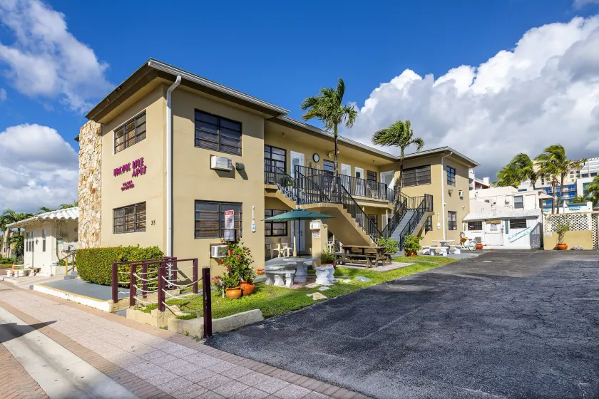 Tropic Isle Hotel & Apartment - Image 1