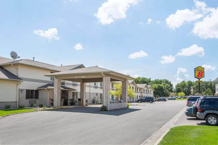 Super 8 by Wyndham Brookings - Image 1