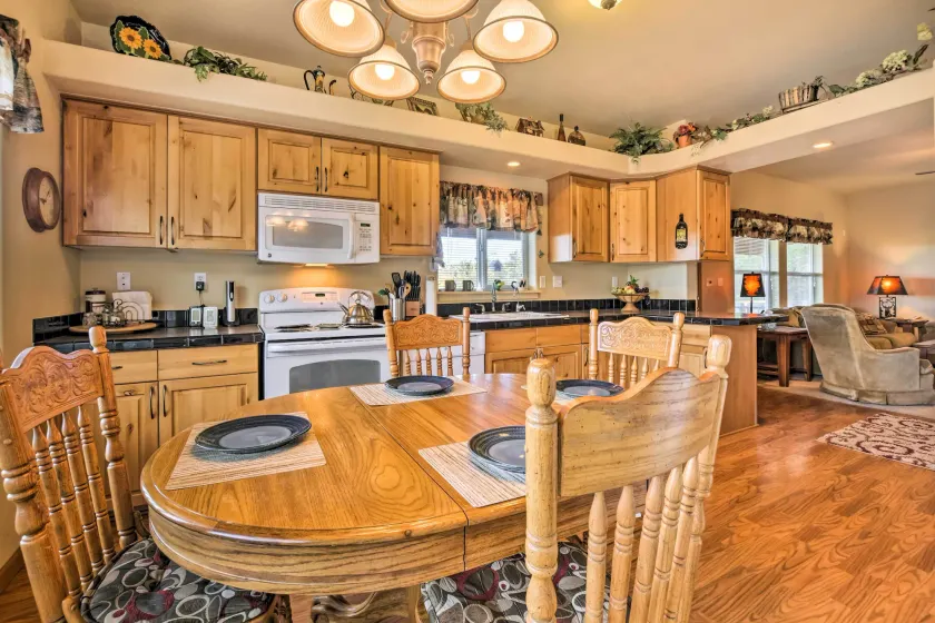 Cozy Ski Cabin w/ Deck Near Taos Ski Valley! - Innenbereich