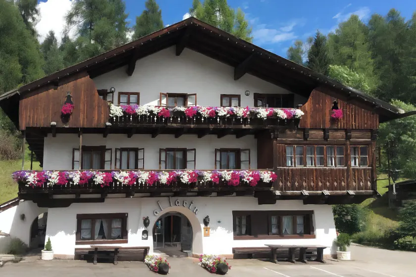 Hotel Al Larin - Image 1
