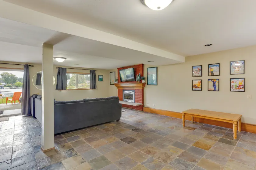 Spacious Apartment on Lake Sawyer w/ Fireplace! - Innvendig