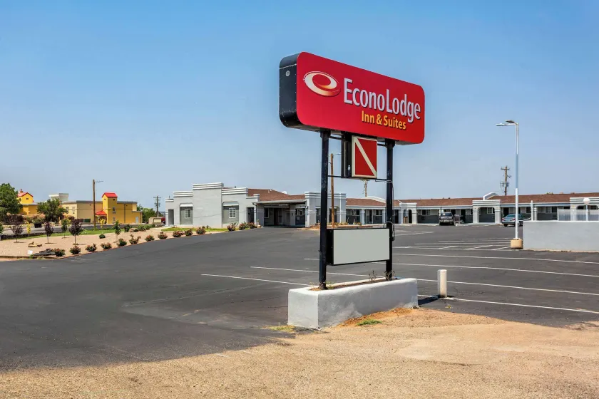 Econo Lodge Inn & Suites Santa Rosa - Image 1
