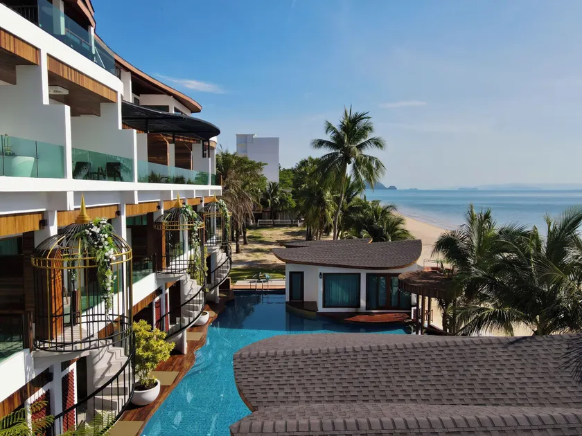 Hotel Villa AoKhanom Beachfront - Image 1