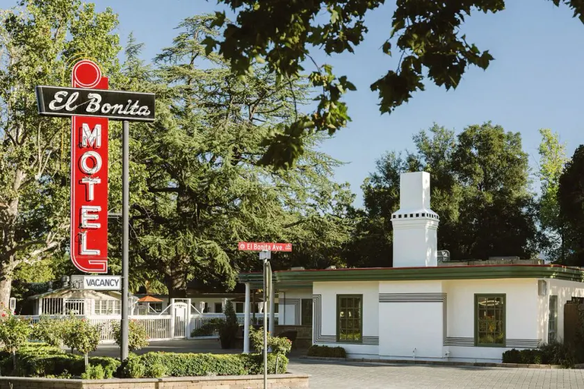 El Bonita Motel - Image 1
